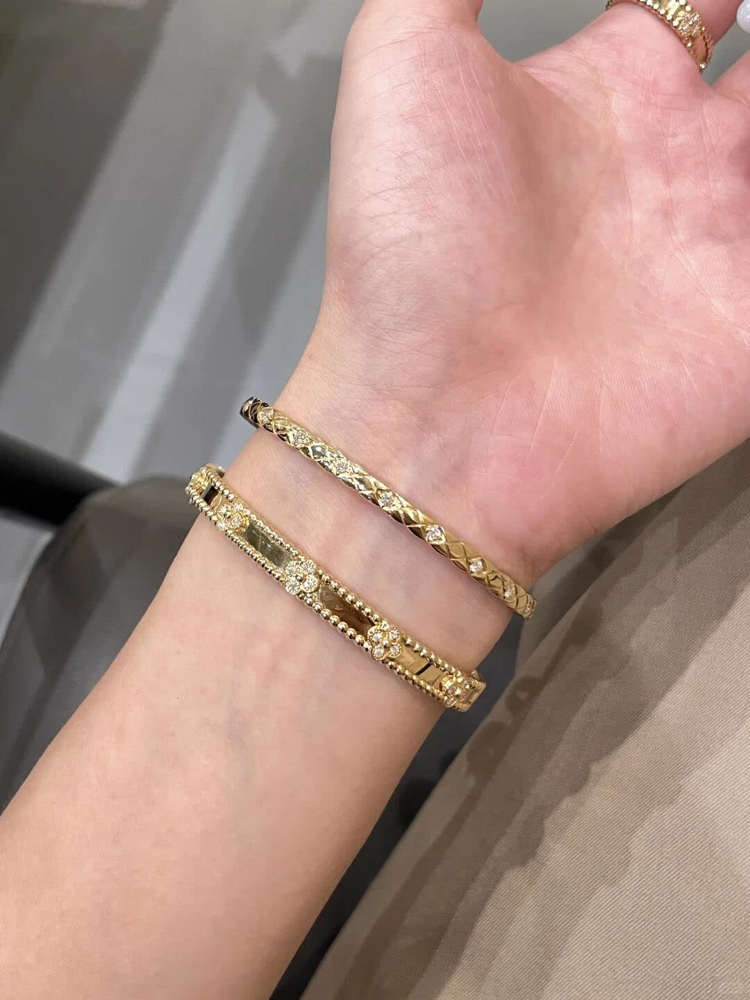 Van Cleef & Arpels Gold Plated Flower Pattern Bangles Set